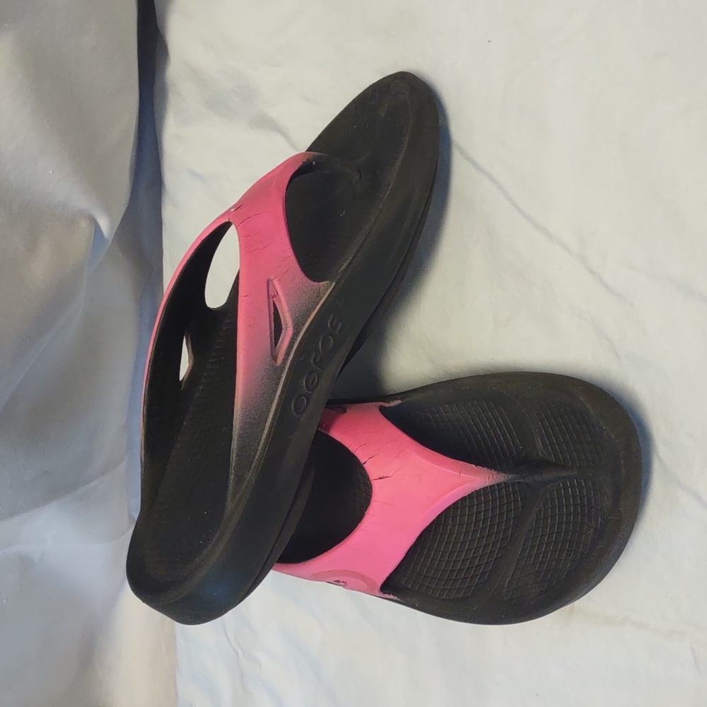 Oofos Pink Thong Sandals Women's Size 10/Men's Size 8